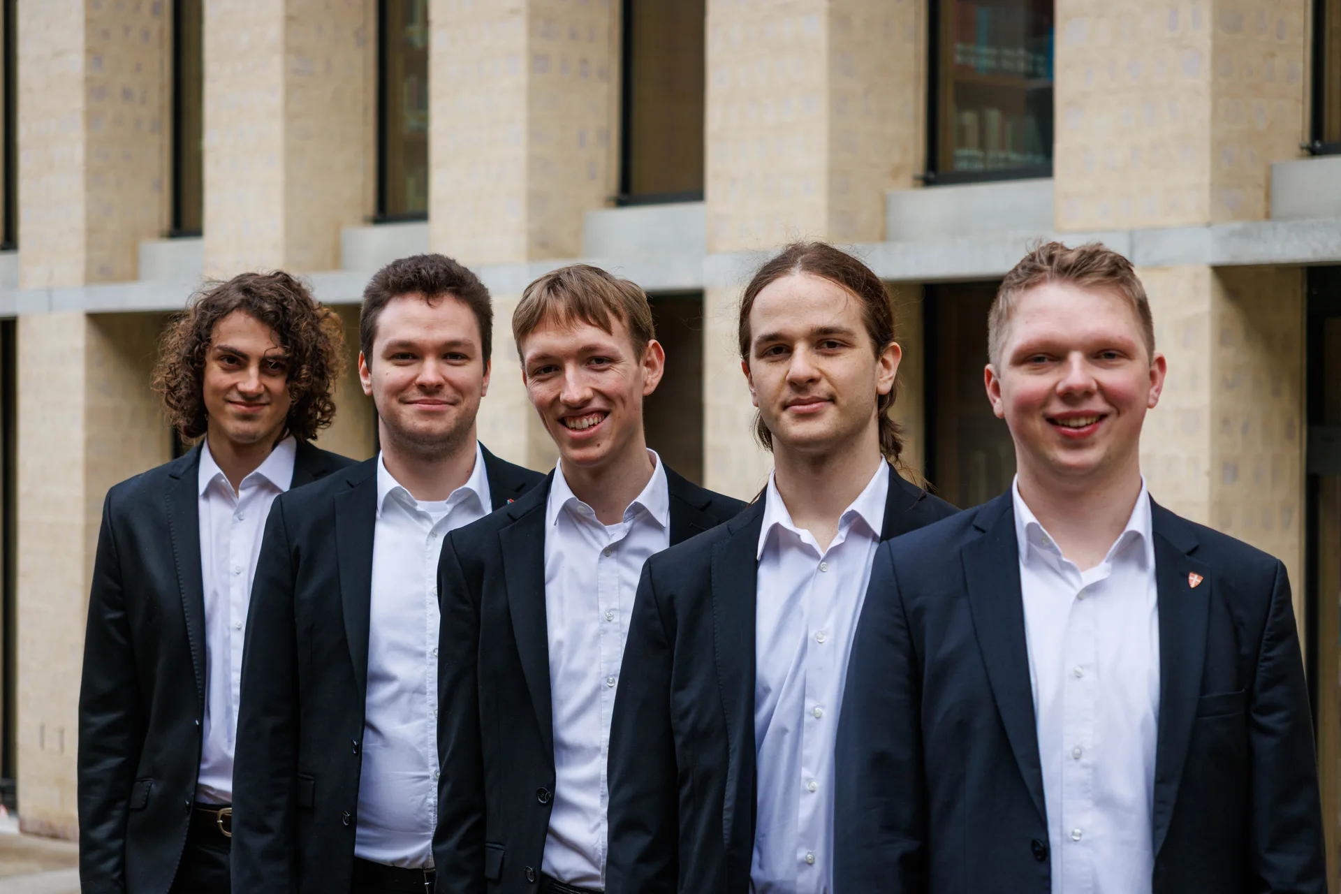 PENTAVOX Gruppenfoto vor einem Gebäude