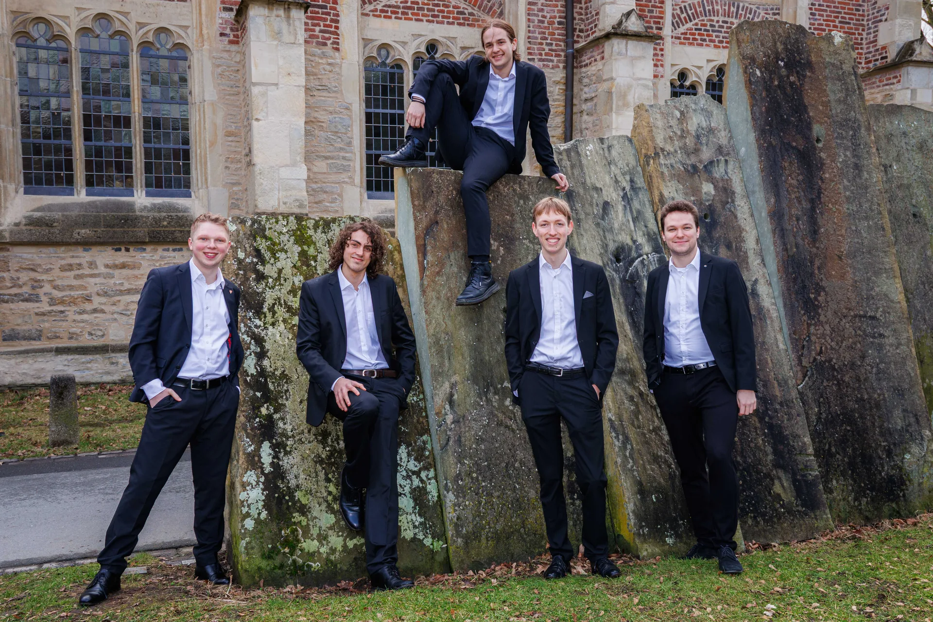 PENTAVOX Gruppenfoto vor Steinen