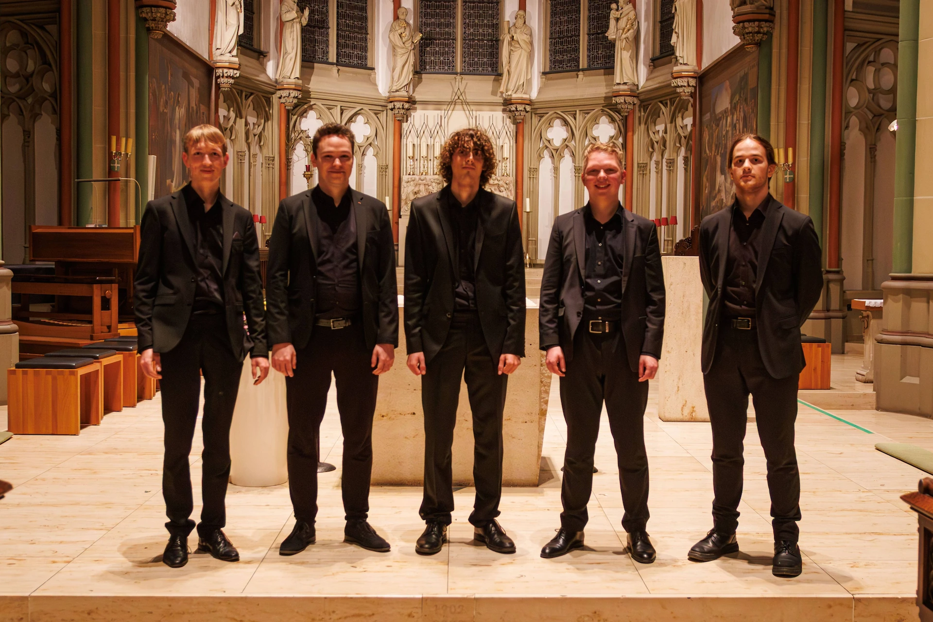 PENTAVOX Gruppenfoto in einer Kirche